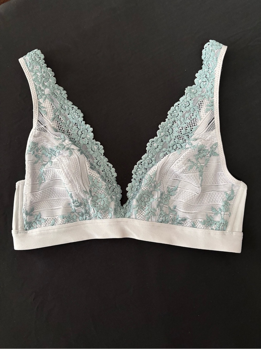 Wacoal Mint Green and Ivory Lace Bra Straps